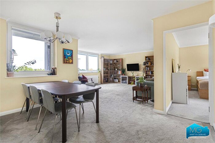 2 Bedroom Apartment To Rent In Great North Road, London, N2