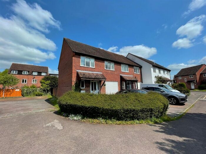 3 Bedroom Semi-Detached House To Rent In Saffron Close, Newbury, RG14