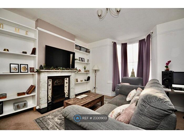 2 Bedroom Flat To Rent In Park Street, Taunton, TA1