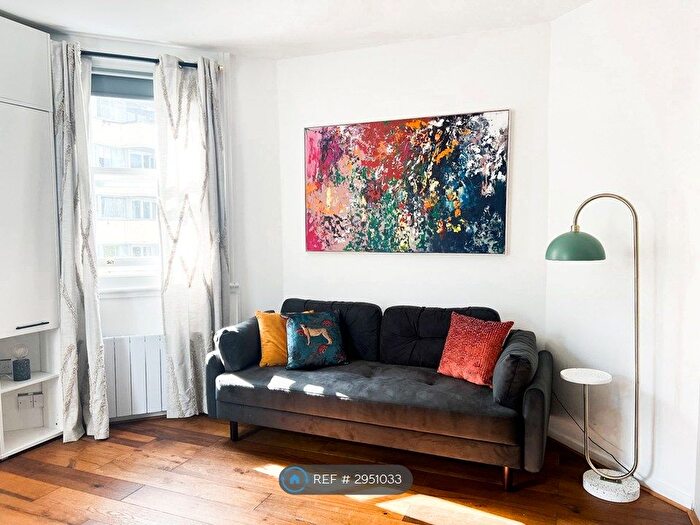 Studio To Rent In Gloucester Gardens, London, W2