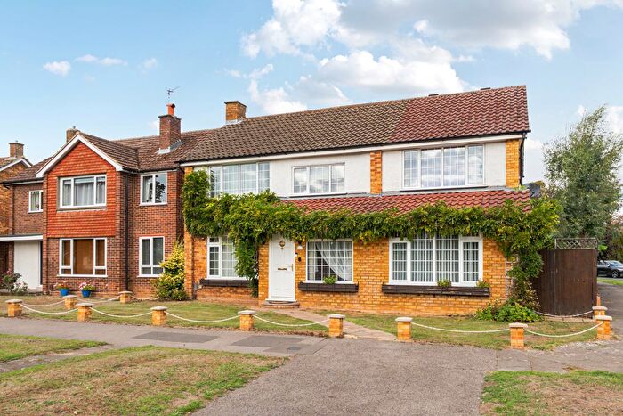 4 Bedroom Detached House For Sale In Chestnut Walk, Shepperton, TW17