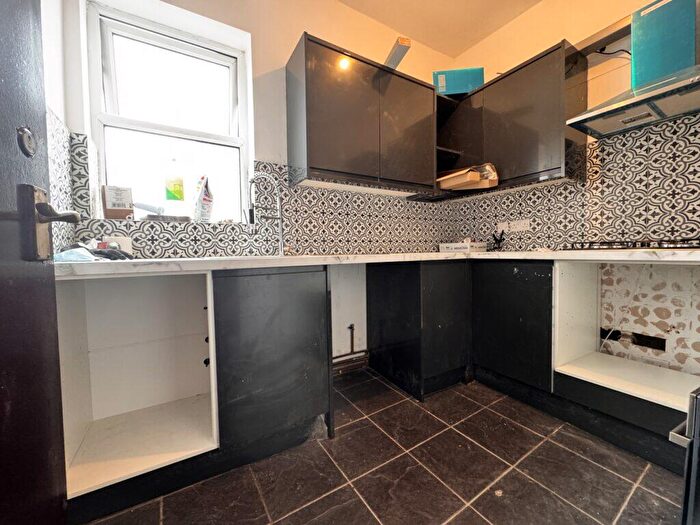 3 Bedroom Flat To Rent In Duplex Flat, Harehills Lane, Leeds, LS9