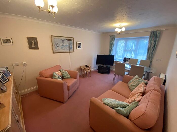 2 Bedroom Flat For Sale In Yew Tree Court, Elstree, WD6