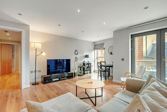 2 Bedroom Flat For Sale In Battersea Square, London, SW11