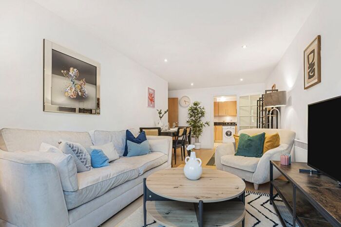 2 Bedroom Flat To Rent In Hoxton Square, London, N1