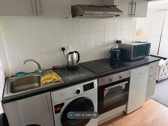 Studio To Rent In Sextons, East Molesey, KT8