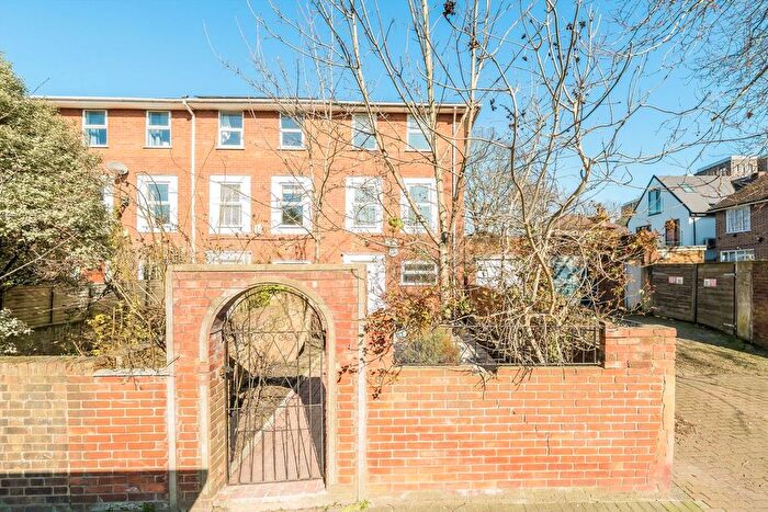 5 Bedroom Property To Rent In Poynders Road, London, SW4