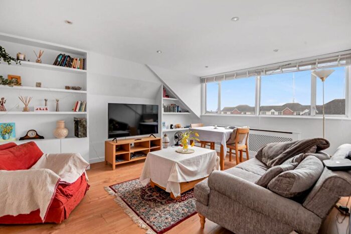 2 Bedroom Flat For Sale In Claremont Road, Cricklewood, London, NW2