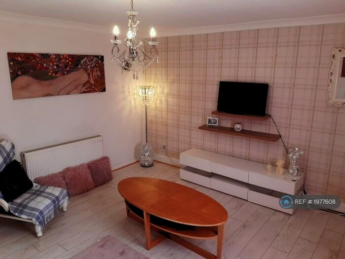 2 Bedroom Maisonette To Rent In Roch Way, Whitefield, Manchester, M45