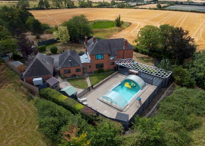 4 Bedroom Detached House For Sale In Pig Market End, Upton, PE28