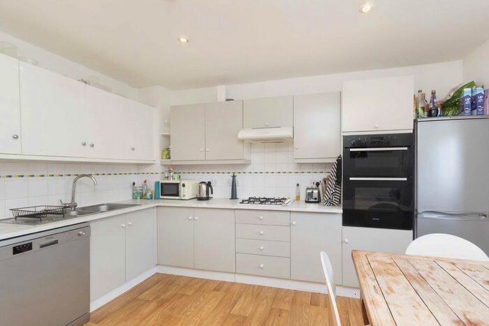 3 Bedroom Flat To Rent In Dawes Road, London, SW6