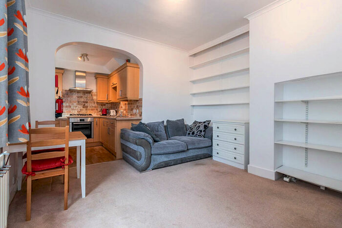 1 Bedroom Flat To Rent In Cranes Park Avenue, Surbiton, KT5