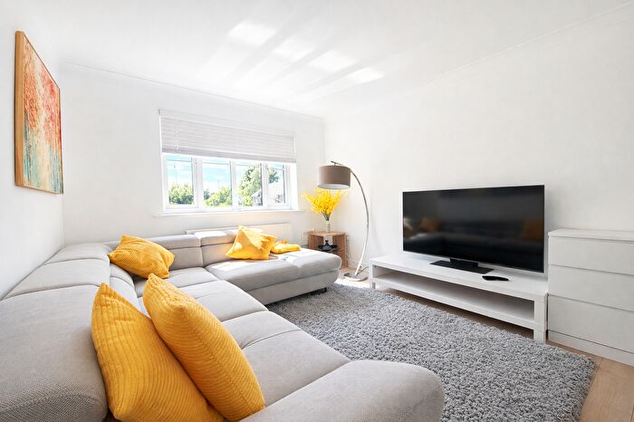 2 Bedroom Flat To Rent In Maple Lodge, Riversmeet, Hertford, Hertfordshire, SG14