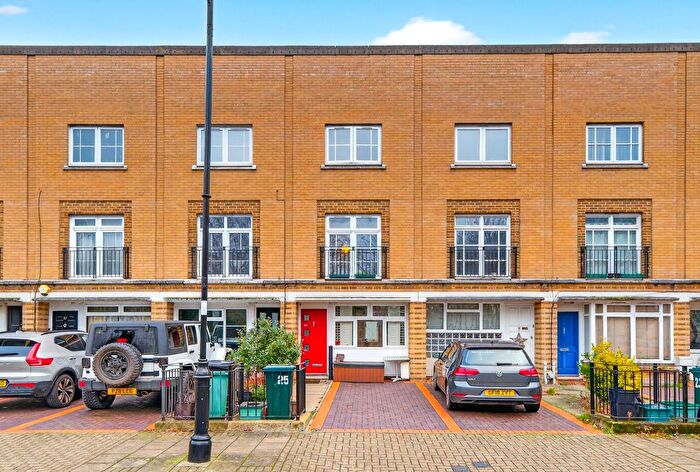 2 Bedroom Town House For Sale In Parkside Crescent, London, N7
