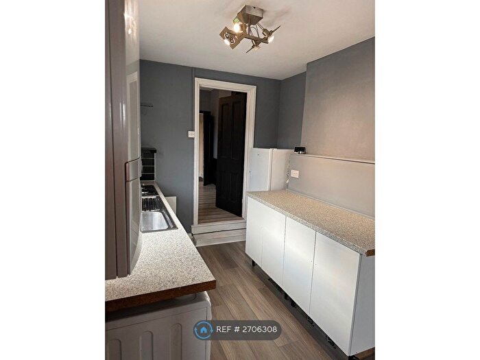 2 Bedroom Flat To Rent In Nutfield Road, Merstham, Redhill, RH1