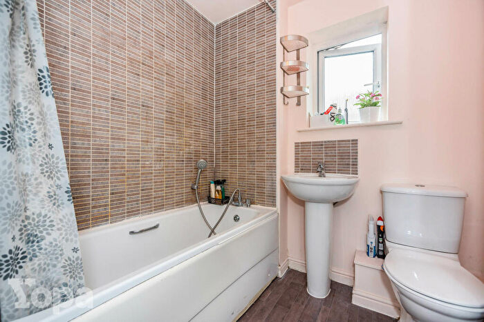 3 Bedroom End Of Terrace House For Sale In Lockwood Place, Dartford, DA1