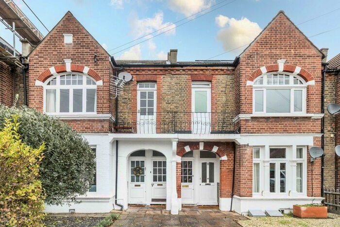 2 Bedroom Flat To Rent In Dornton Road, London, SW12