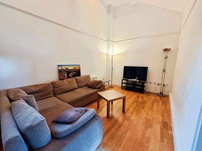 2 Bedroom Flat To Rent In Crown Street, Leeds, LS2