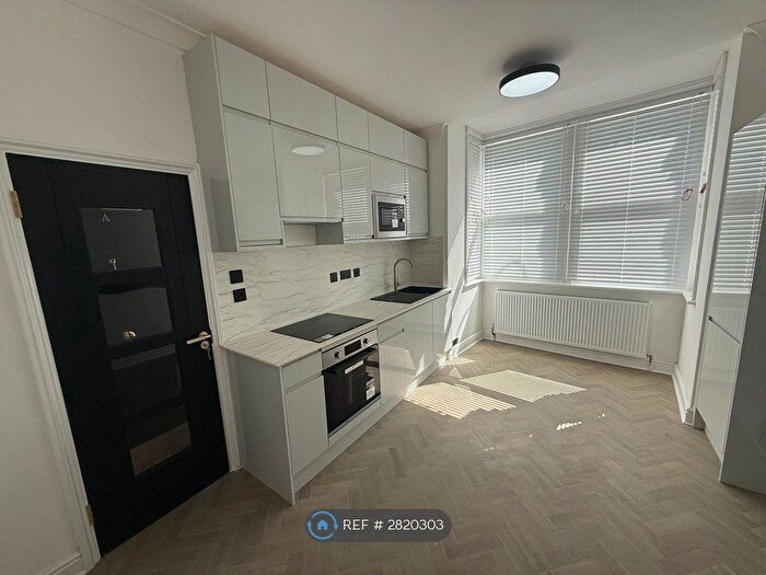 2 Bedroom Flat To Rent In Stanlake Road, London, W12