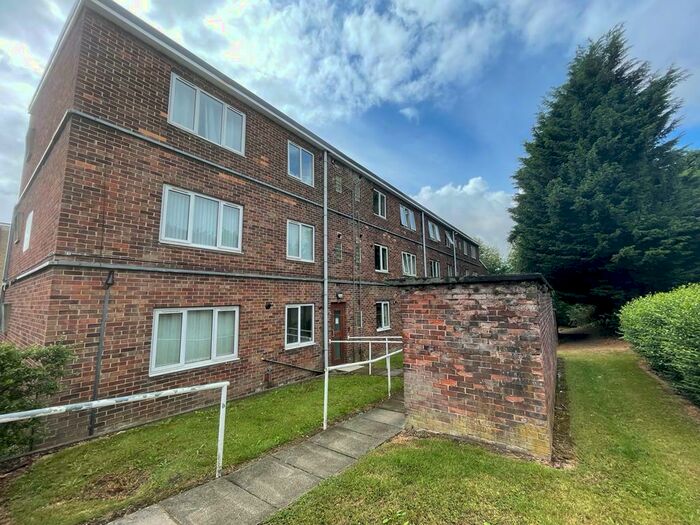 2 Bedroom Flat To Rent In York Crescent, Bingley, West Yorkshire, Uk, BD16