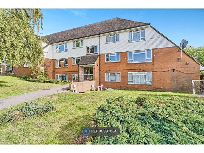 2 Bedroom Flat To Rent In Cressal Mead, Leatherhead, KT22