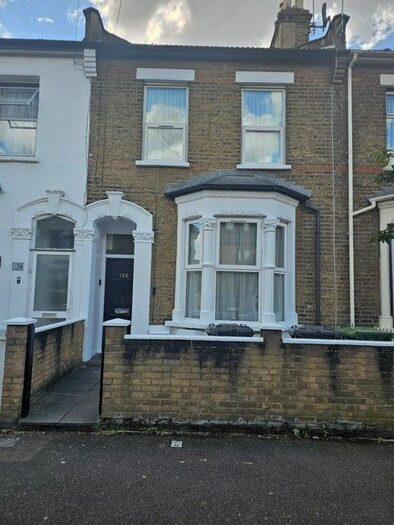 3 Bedroom Flat To Rent In Langthorne Road, London, E11