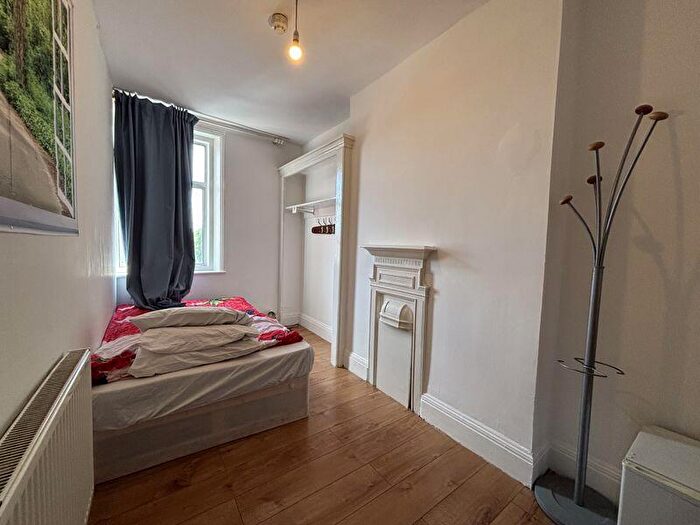 House Of Multiple Occupation To Rent In Hackney Road, London, E2