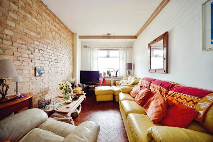 2 Bedroom Maisonette For Sale In Brunswick Park Road, London, N11