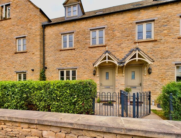 4 Bedroom Terraced House For Sale In High Street, Shipton-Under-Wychwood, OX7