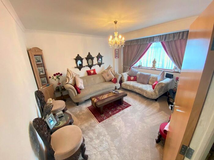 4 Bedroom Detached House To Rent In Rougemont Avenue, Morden, SM4