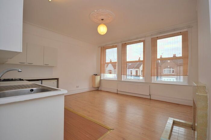 3 Bedroom Flat To Rent In Mitcham Lane, London, SW16
