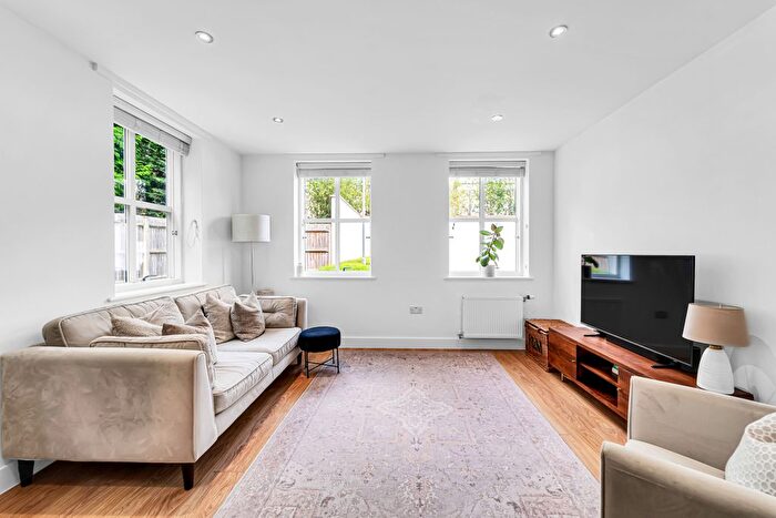 2 Bedroom Flat For Sale In Great Charta Close, Englefield Green, Egham, TW20