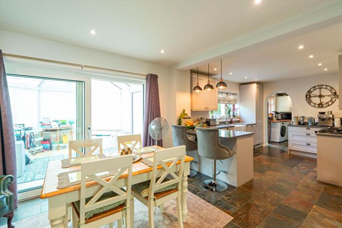 4 Bedroom Detached House For Sale In Meadow Close, Farmoor, OX2