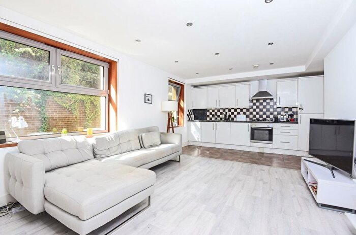 1 Bedroom Flat For Sale In Kingston Hill, Kingston Upon Thames, Surrey, KT2