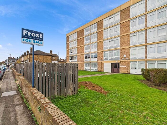 2 Bedroom Flat For Sale In Troston Court, Edgell Road, Staines-Upon-Thames, Middlesex, TW18