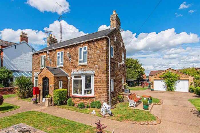 4 Bedroom Detached House For Sale In Wellingborough Road, Broughton, NN14