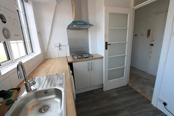 3 Bedroom Flat To Rent In Leigham Avenue, Stretham, SW16