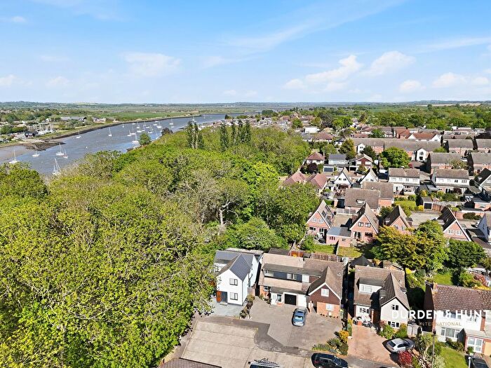 4 Bedroom Semi-Detached House For Sale In Padgetts Way, Hullbridge, SS5