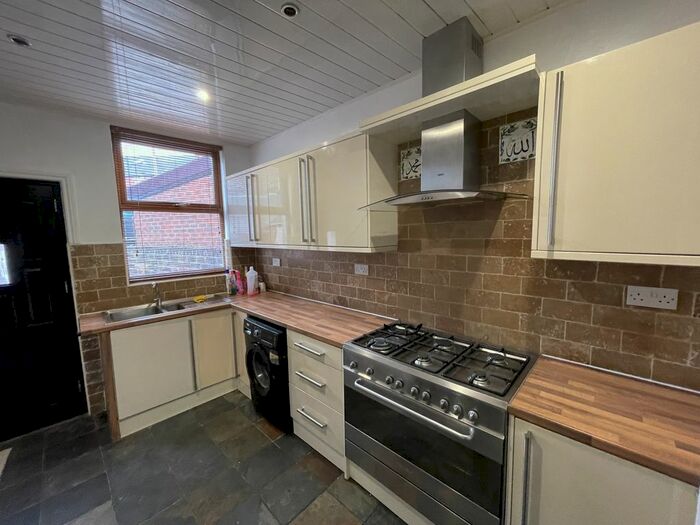 4 Bedroom Semi-Detached House To Rent In Barnsley Road, Sheffield S4