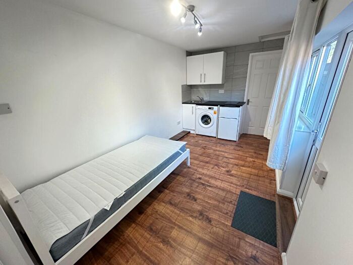 Studio To Rent In Rusper Green, Luton, Bedfordshire, LU2