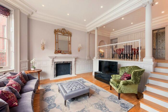 3 Bedroom Flat To Rent In Cadogan Square, Knightsbridge, London, SW1X