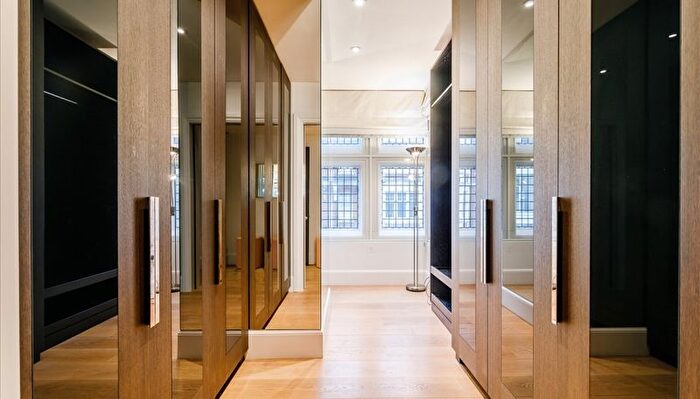 3 Bedroom Flat To Rent In Duke Street, London, W1K