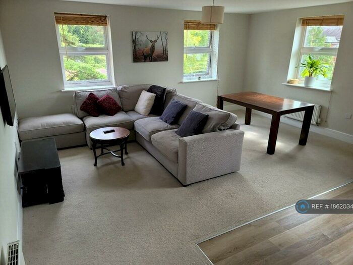 2 Bedroom Flat To Rent In Richmond Crescent, Epsom, KT19