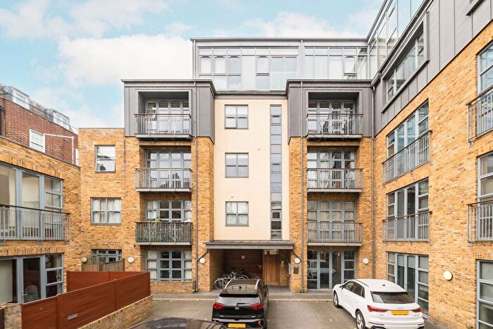 2 Bedroom Flat For Sale In Corben Mews, London, SW8