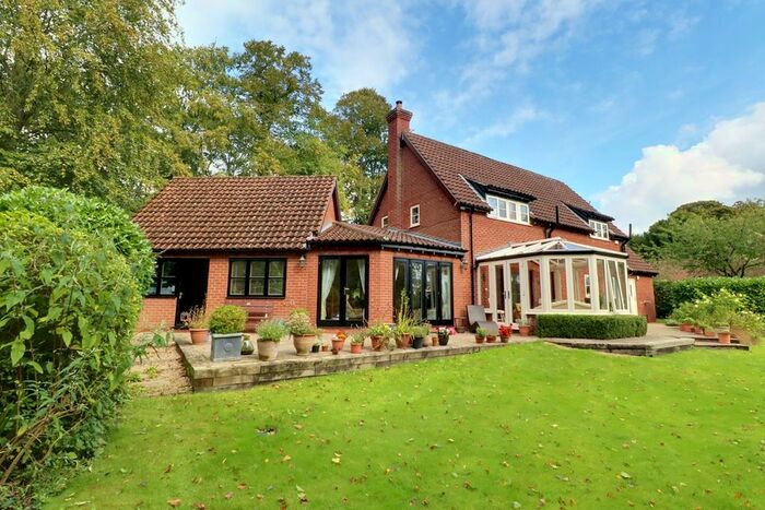 4 Bedroom Detached House For Sale In Vicarage Lane, Grasby, DN38