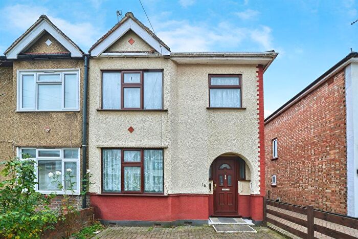3 Bedroom Semi Detached House For Sale In View Close, Harrow, HA1