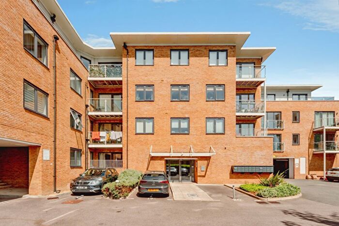 2 Bedroom Flat For Sale In Sovereign Walk, Horley, RH6