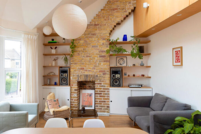 3 Bedroom Maisonette For Sale In Richmond Road, Richmond Road, London, E11