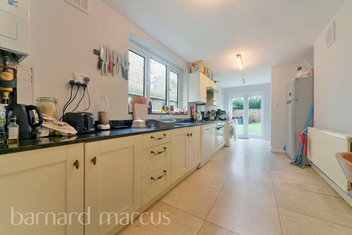 4 Bedroom Flat To Rent In Lynette Avenue, Clapham, London, SW4