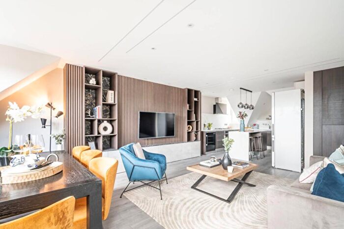 3 Bedroom Flat To Rent In The Ridgeway, Golders Green, London, NW11